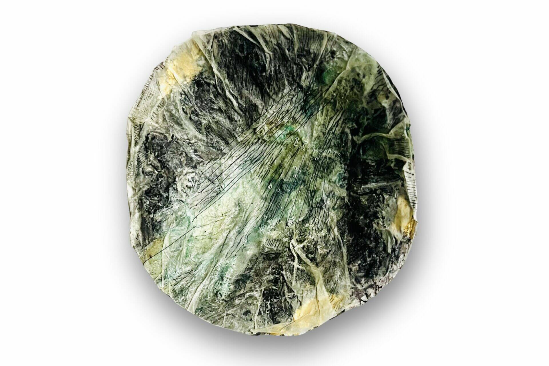 Ein schalenartig geformtes Objekt aus Glas und Papier mit grüner Tusche bemalt und mit Blattgolg akzentuiert. Das Objekt trägt den Namen 