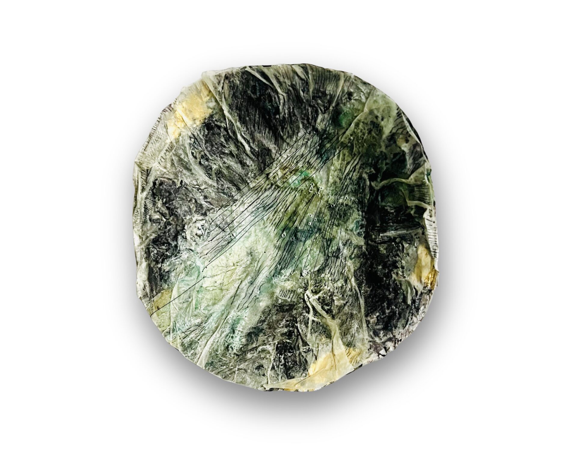 Ein schalenartig geformtes Objekt aus Glas und Papier mit grüner Tusche bemalt und mit Blattgolg akzentuiert. Das Objekt trägt den Namen 
